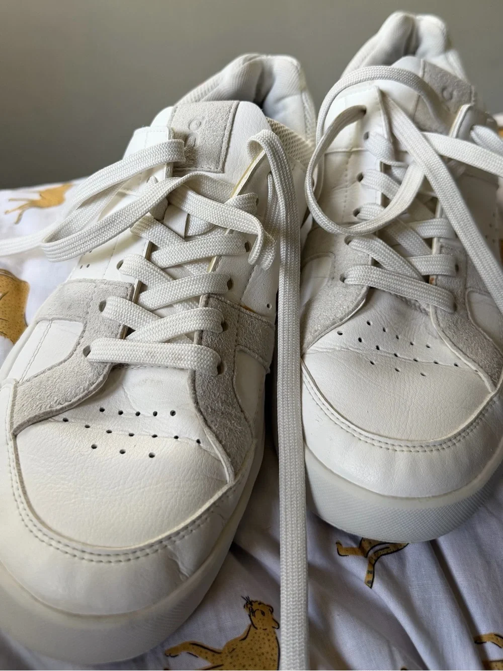 On Running On Cloud Women's The Roger Clubhouse Sneakers, size 8W/38